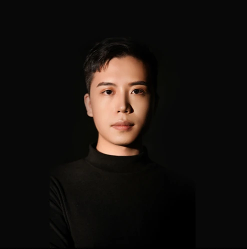 阿张（Crocodile）的个人肖像，身穿黑色高领毛衣